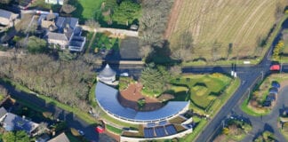 Y cyfyngiadau Covid-19 diweddaraf yn gorfodi Oriel y Parc i gau ond cynhelir y marchnadoedd awyr agored o hyd