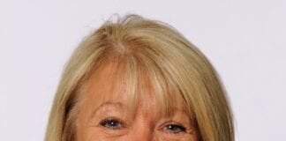 Darn gan Gadeirydd BIP Hywel Dda: Peidiwch â cholli gobaith – mae’r brechlynnau yma