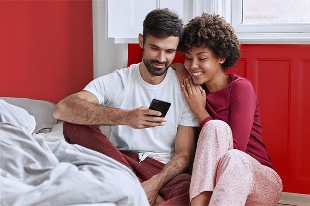 0_couple-holding-phone