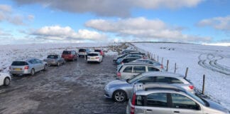 Annog y cyhoedd i osgoi’r Preseli gan fod disgwyl rhagor o eira