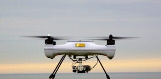Ymchwilwyr yn defnyddio dronau i asesu safleoedd ynni adnewyddadwy