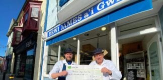 Mae cigydd yn rhoi £ 2000 i’r GIG