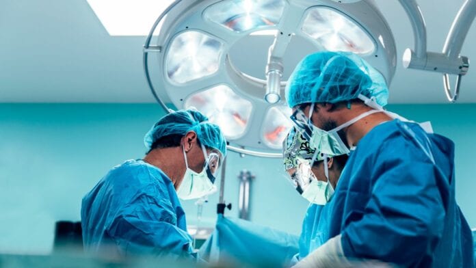 skynews-hospital-surgeon-surgery_5365690