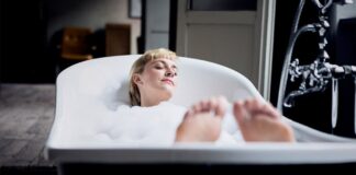 Can’t sleep in the heat? According to experts, a hot bath is the solution