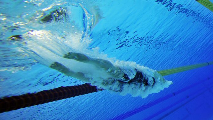 swimmer_diving_in-13