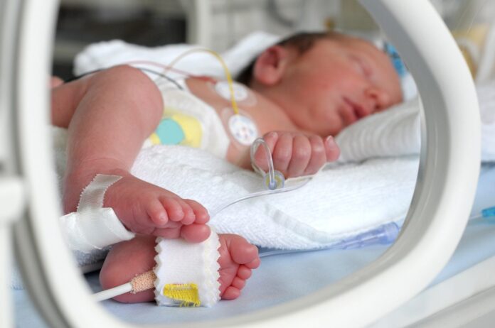 Newborn-baby-in-incubator-470920398