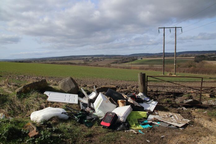 fly-tipping-g1099e45df_1920