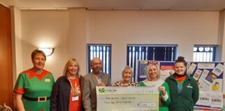 Arwerthiant cacennau yn codi £1,000 i wasanaeth canser y pen a’r gwddf yn Sir Gaerfyrddin