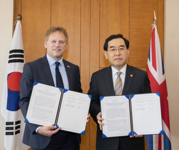 09.04.2023-Seoul-Day-2_Signing_7-min-scaled-1