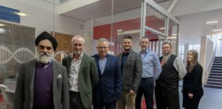 Hwb ariannol gwerth £10,000 yn helpu myfyrwyr meddygaeth i gael profiad o hyfforddiant hanfodol