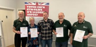 Dyn wedi helpu i achub cyd-gyn-filwr ychydig wythnosau ar ôl mynychu arddangosiad cymorth cyntaf St John Ambulance Cymru
