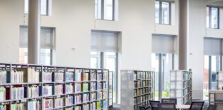 Prifysgol Abertawe’n helpu i gynnwys y gymuned drwy ddarparu mynediad am ddim i’r llyfrgell ar y campws