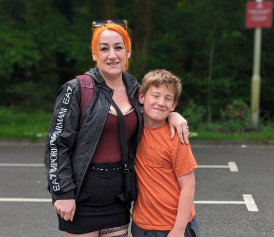 “Fe yw fy arwr i” – Achubodd bachgen 9 oed fywyd ei fam trwy ffonio 999 ar ôl iddi fynd i mewn i goma diabetig