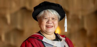 Treftadaeth a rennir mam a merch o Singapore ym Mhrifysgol Abertawe