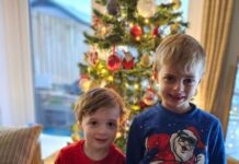 Y bachgen y tu ôl i’r bag gwaed: Mam yn rhannu stori i helpu eraill mewn angen