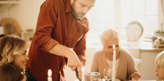 (Survey) 2 PM Is the Sweet Spot for Christmas Dinner in Swansea, Survey Finds