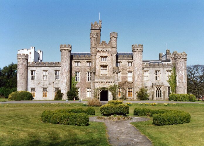 1504px-HensolCastleS