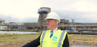 Arweinydd y cyngor yn canmol gwydnwch y gymuned flwyddyn ar ôl i’r ffwrnais chwyth gau