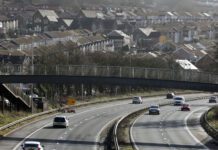 Trwsio ac atal dros 28,600 o dyllau ar ffordd y De-ddwyrain