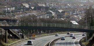 Trwsio ac atal dros 28,600 o dyllau ar ffordd y De-ddwyrain