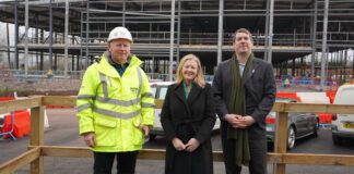Hwb gwerth £30.9 miliwn i drefi ledled Cymru