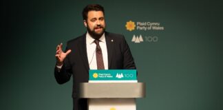 Byddai twll du £1bn maniffesto Reform yn dinistro gwasanaethau cyhoeddus yng Nghymru