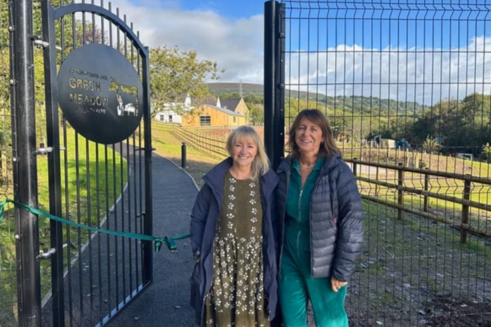 Susan_and_Gaynor_at_Community_Farm_Gates